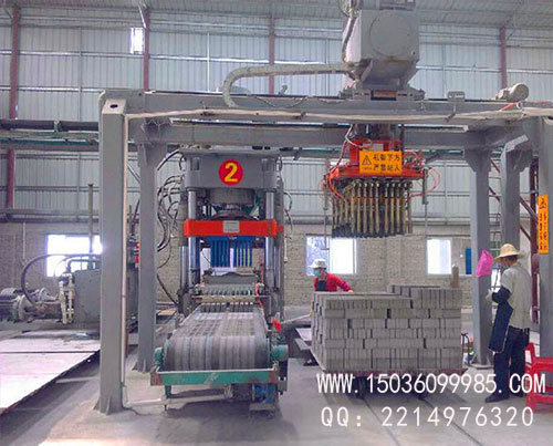 830噸全自動壓磚機(jī)工作現(xiàn)場